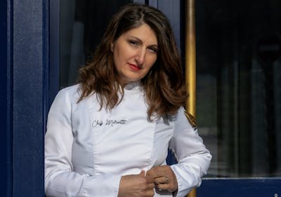 Portrait de Marie-Ange Martinez, alias cheffe Marinette, devant son restaurant Madame - Table de cheffe à Saint-Etienne