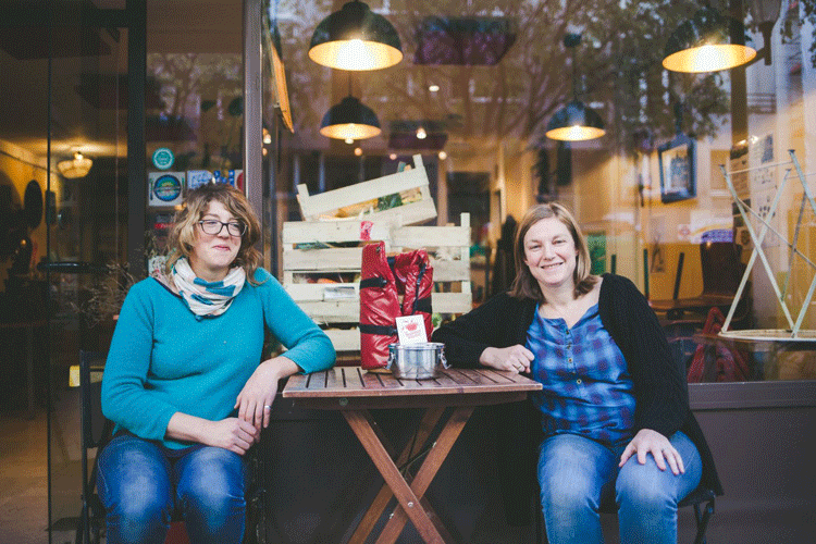 Ariane Delmas (à droite) et la maraîchère (à gauche) avec qui elle travaille en direct  - Les Marmites Volantes (Jaurès - Paris)