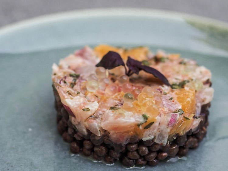 Tartare de poisson et lentilles
