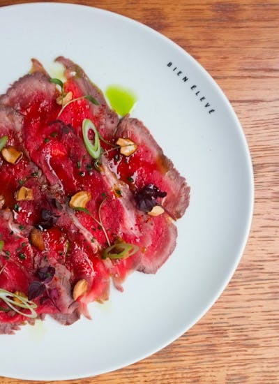 un plat de viande de chez Bien Ficelé
