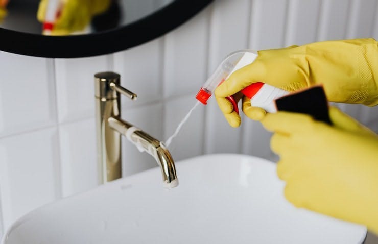 Cours de gestion hôtelière - SC Training (formerly EdApp)'s Cleaning and Sanitizing in Hospitality (nettoyage et assainissement dans l'hôtellerie)