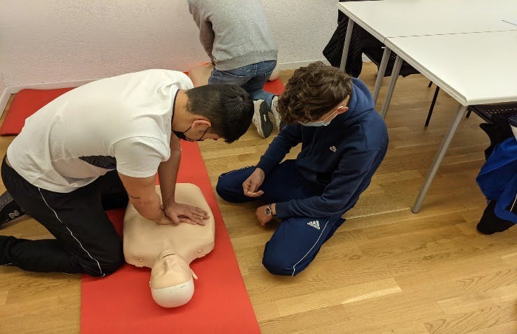 Ülkenin En İyi CPR EMR Eğitim Kursu - Yetişkin CPR/AED