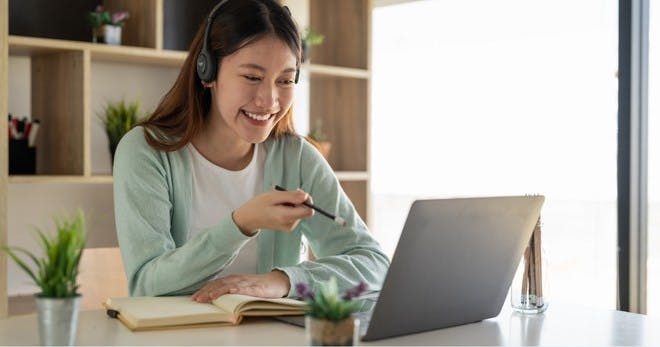 A woman enrolled in a webinar class on her laptop.