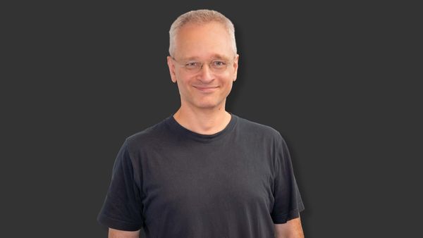 Porträtfoto von Stefan Kamphausen, Chief Technologie Officer bei eddyson, vor einem neutralen dunkelgrauen Hintergrund.