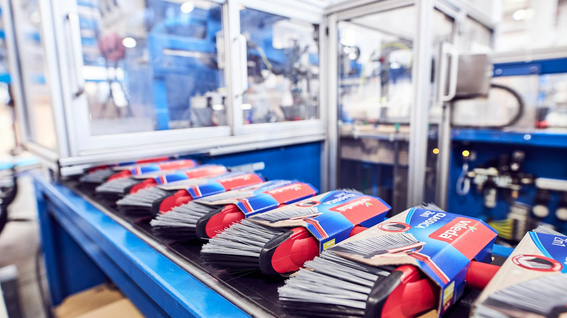 Vileda Produkte auf einem Fließband in einer Produktionshalle Vileda Produkte auf einem Fließband in einer Produktionshalle