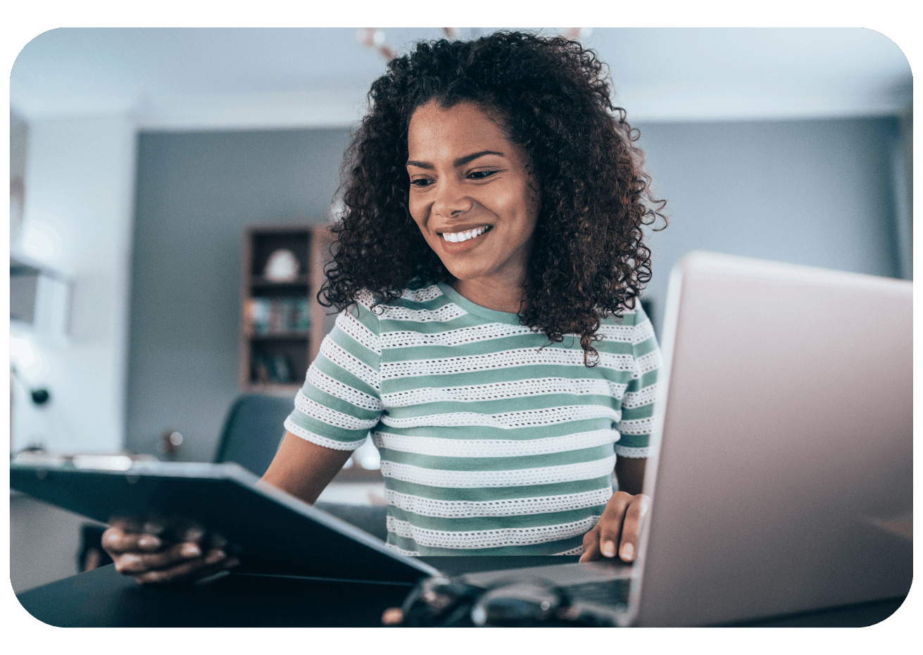 Woman smiling laptop - eddyson customer integration