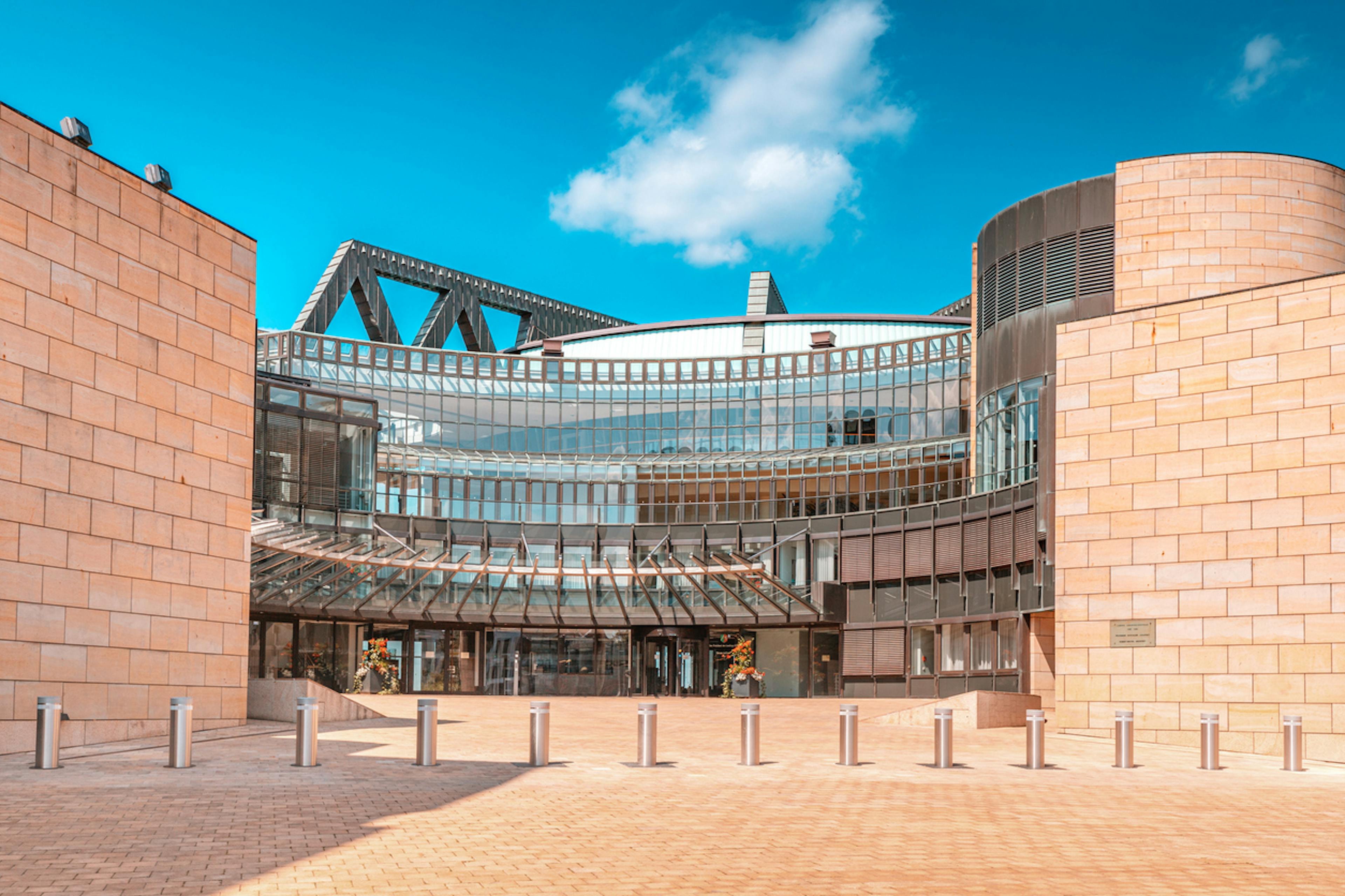 Landtag oder regionale Verwaltungseinrichtung Nordrhein-Westfalen. Panoramablick auf das Parlamentsgebäude