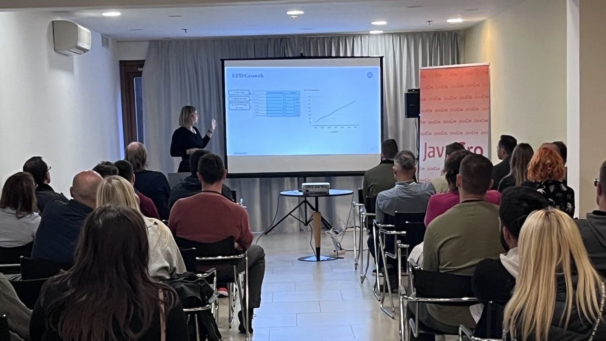 Natalia Jalušić holding a presentation at JavaCro'23