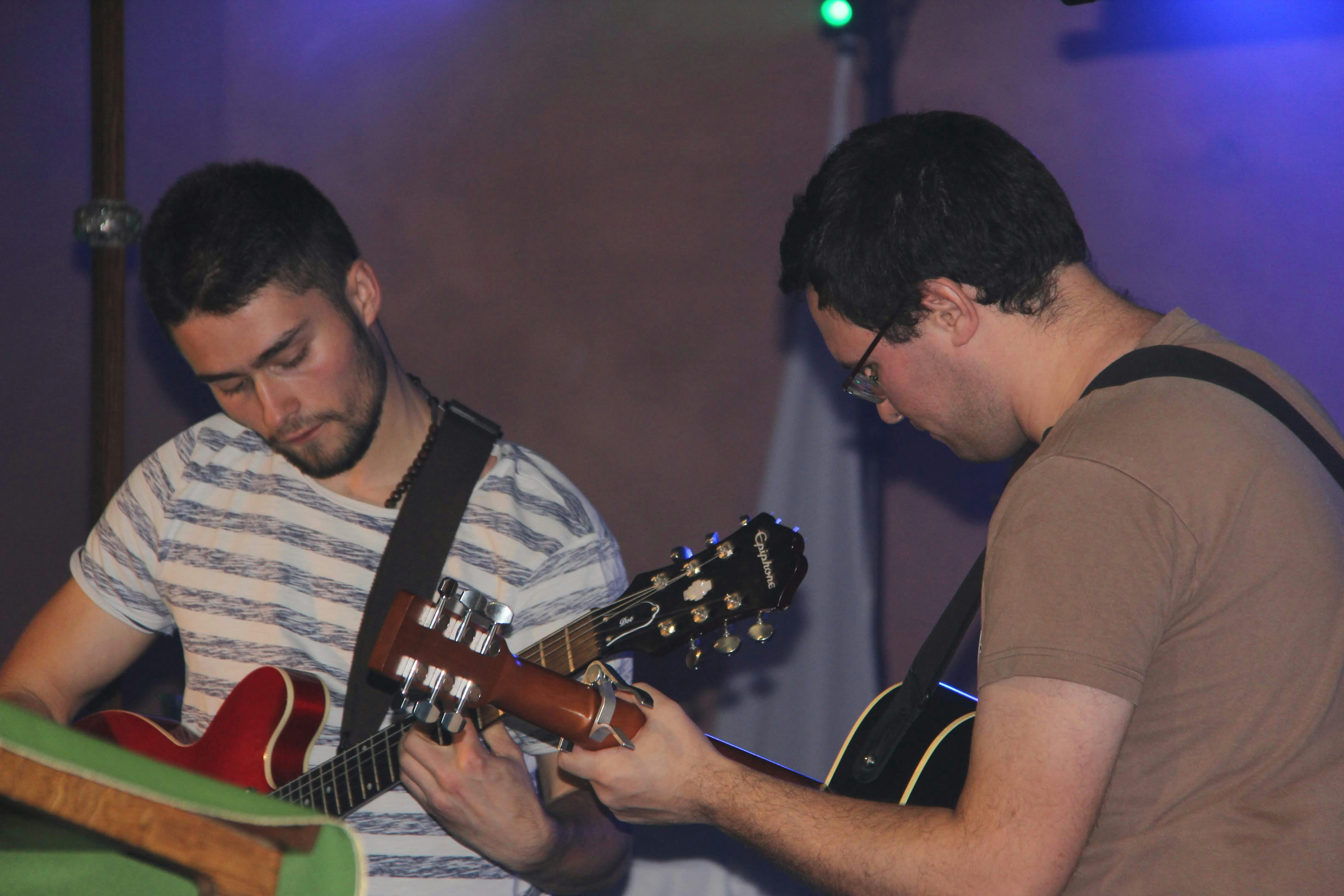 La section guitare nous emballe avec Adrien, Laurent, Alain et Isabelle.