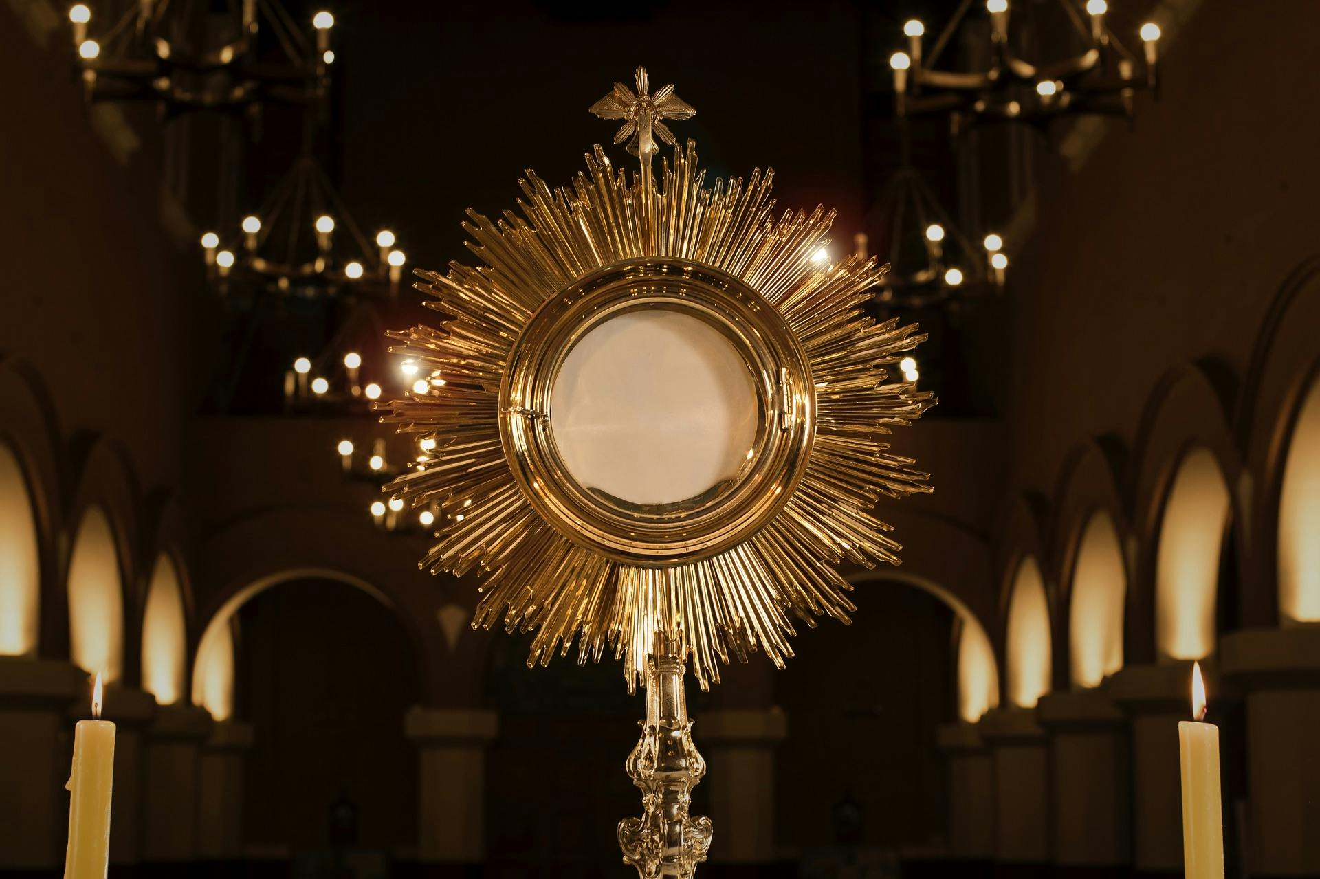 Ostensoir, adoration eucharistique