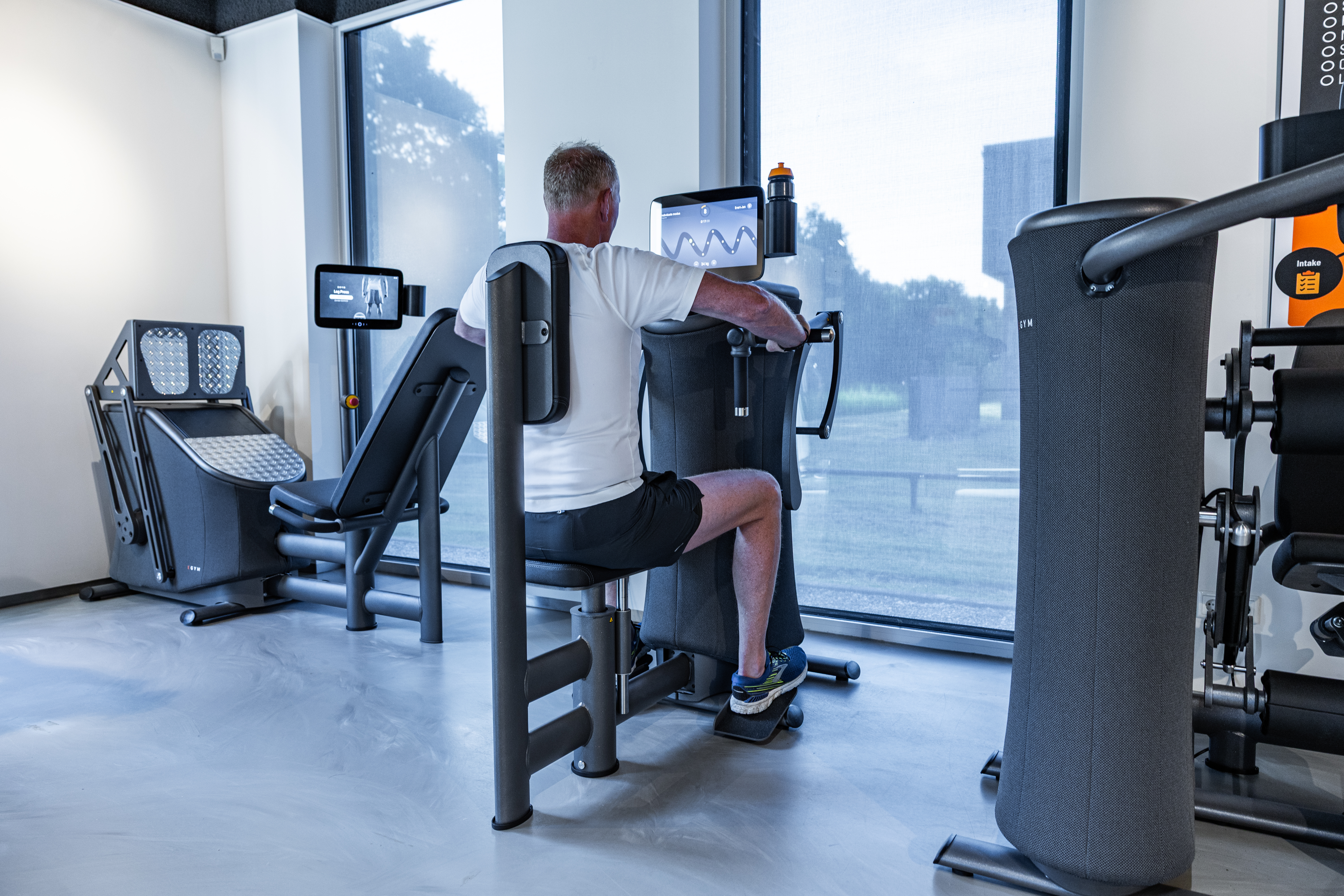 Het scherm op het EGYM toestel geeft aan hoeveel sessies je nog moet doen