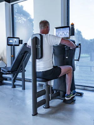 Het scherm op het EGYM toestel geeft aan hoeveel sessies je nog moet doen
