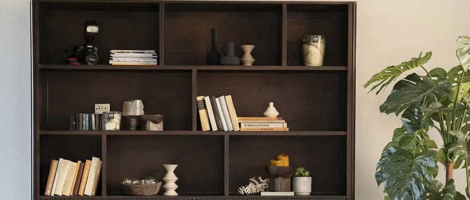 zwarte boekenkasten bij Eijerkamp