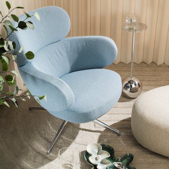 Licht blauwe fauteuil