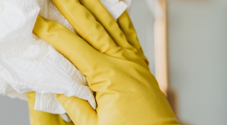 Een gele handschoen met doekje