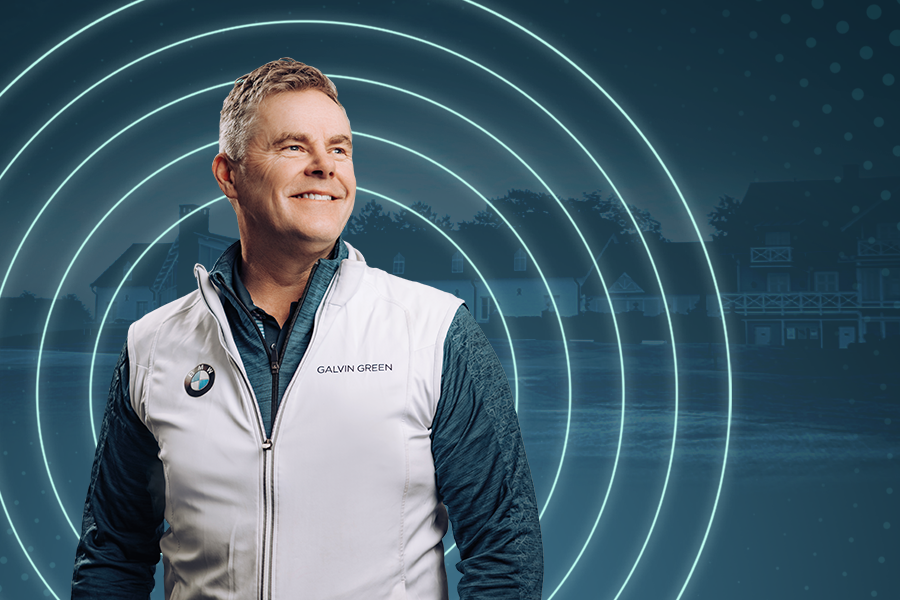 Joakim Haeggman mot blå bakgrund