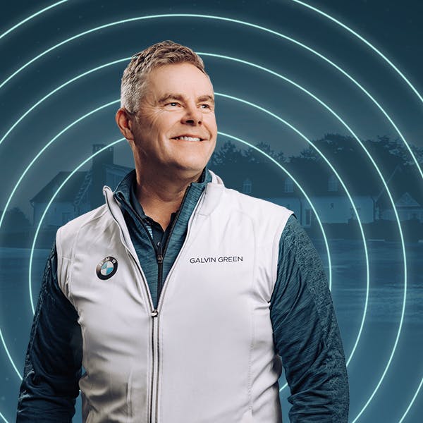 Joakim Haeggman mot blå bakgrund