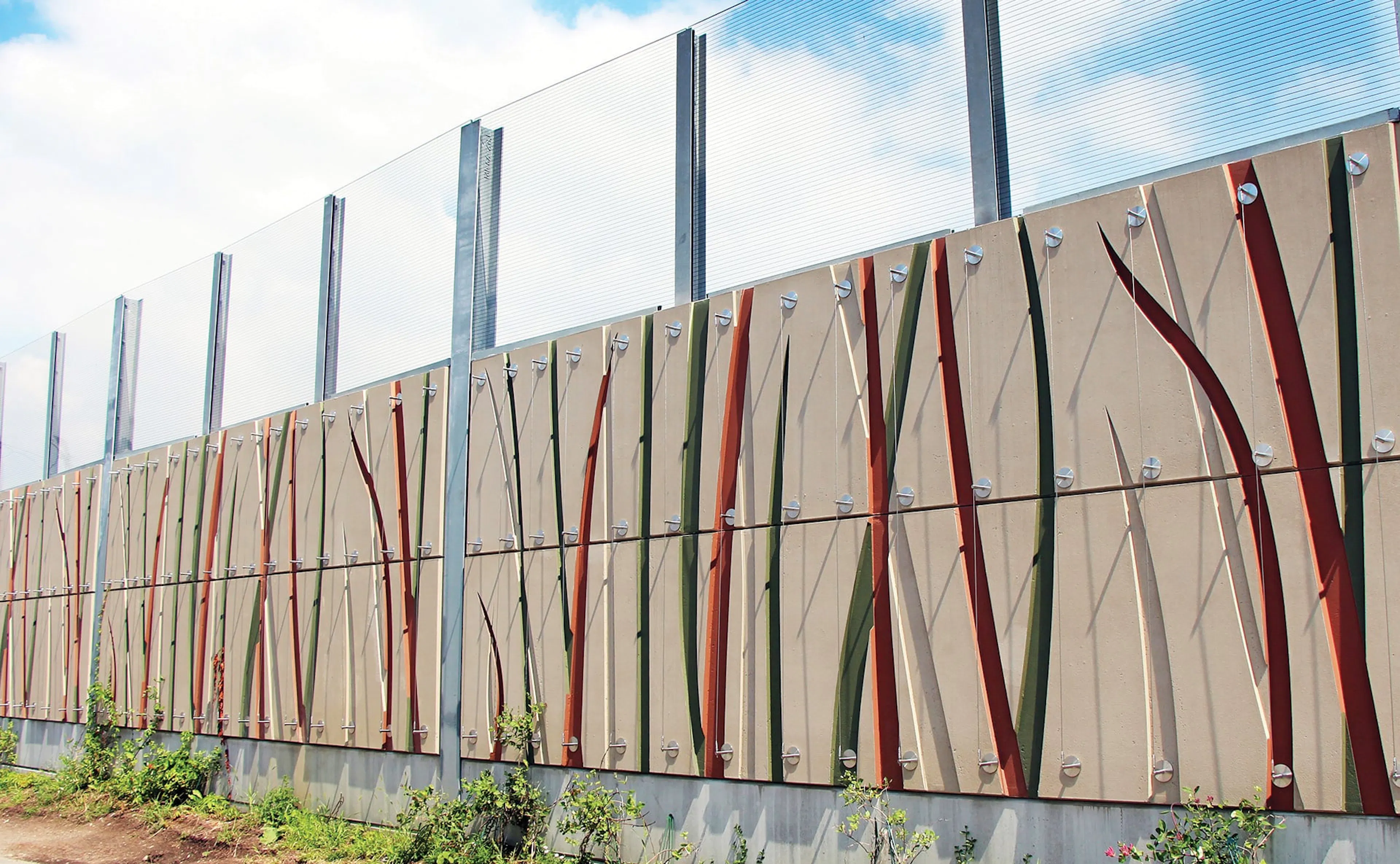 Reed-patterned UP Express wall panels topped with transparent panels and steel posts