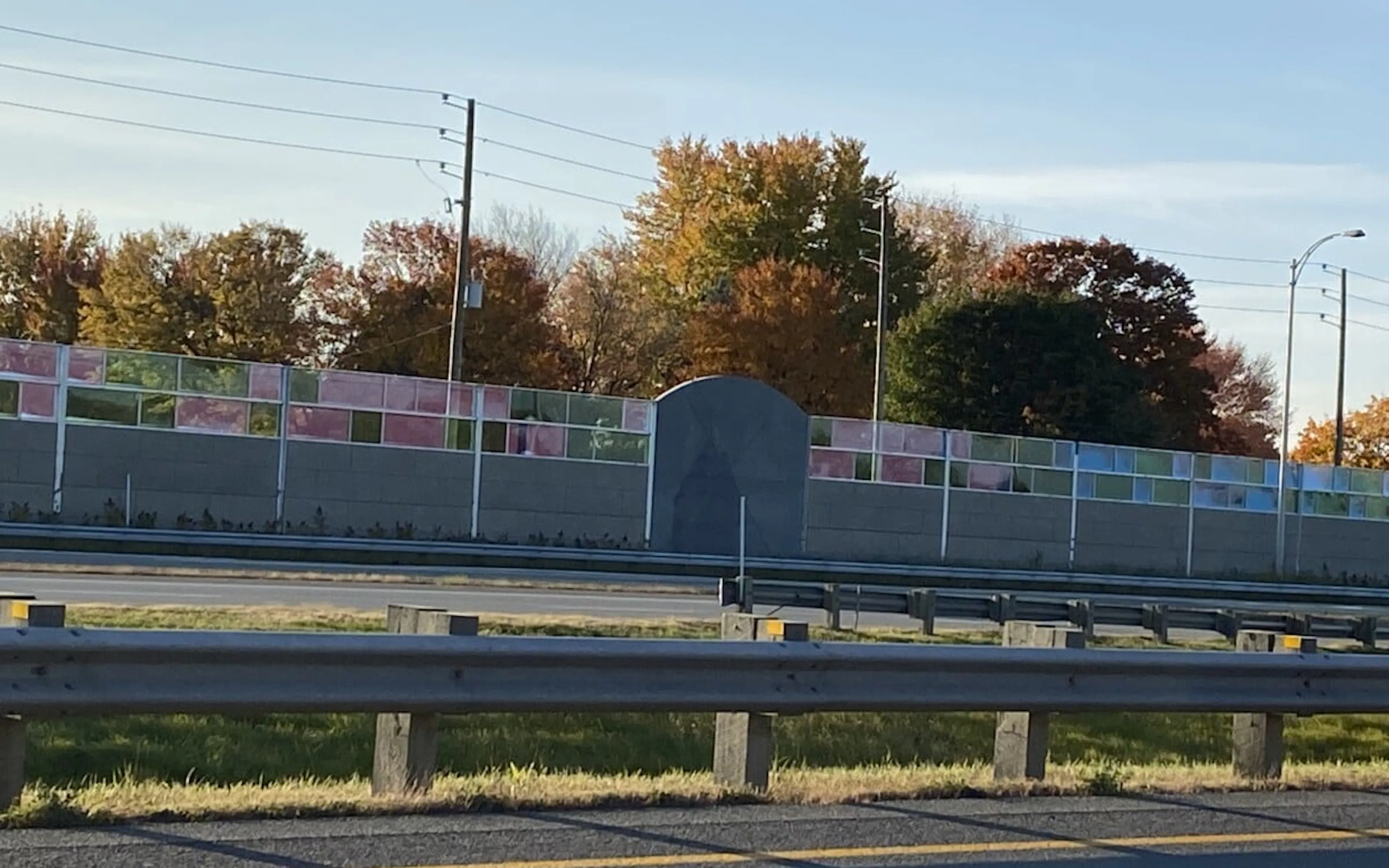 ‘’Fenêtres sur la ville’’ Autoroute 40 Noise Wall