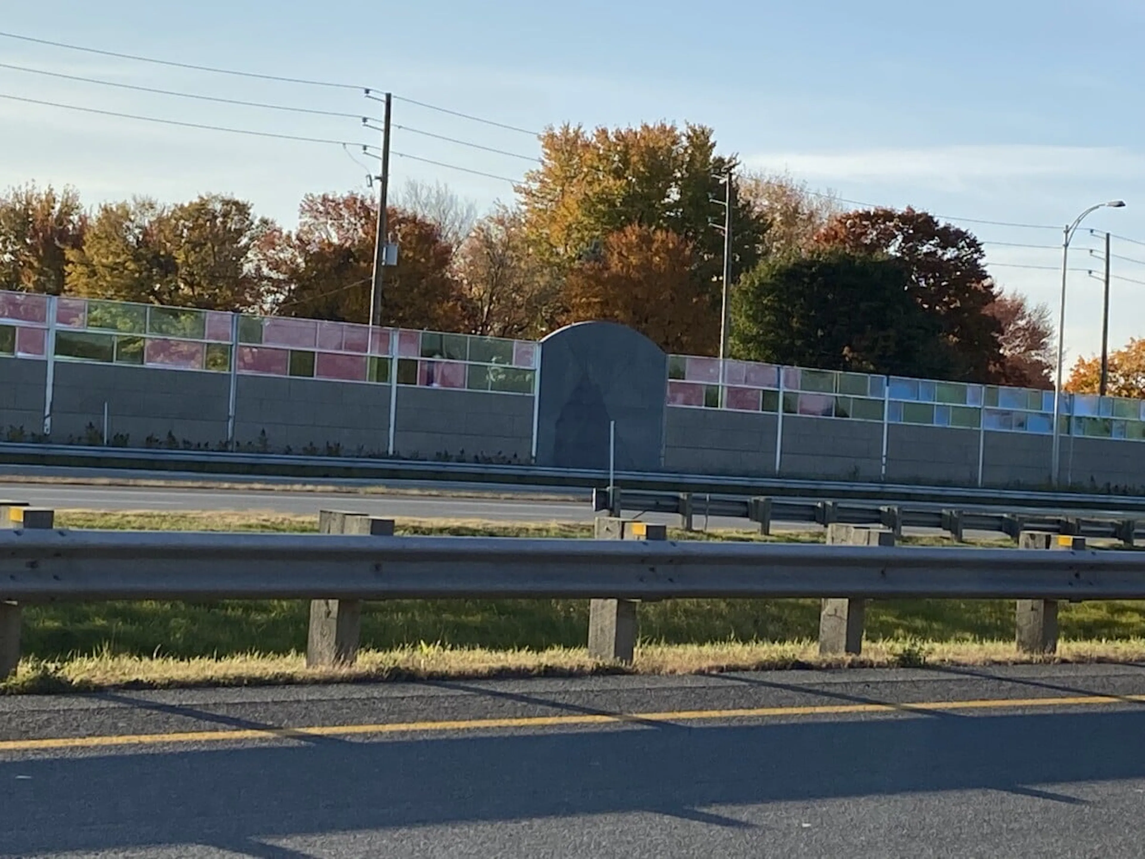 ‘’Fenêtres sur la ville’’ Autoroute 40 Noise Wall