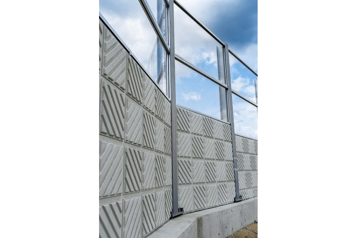 Concrete and Transparent Hybrid Barriers at Highway Scale