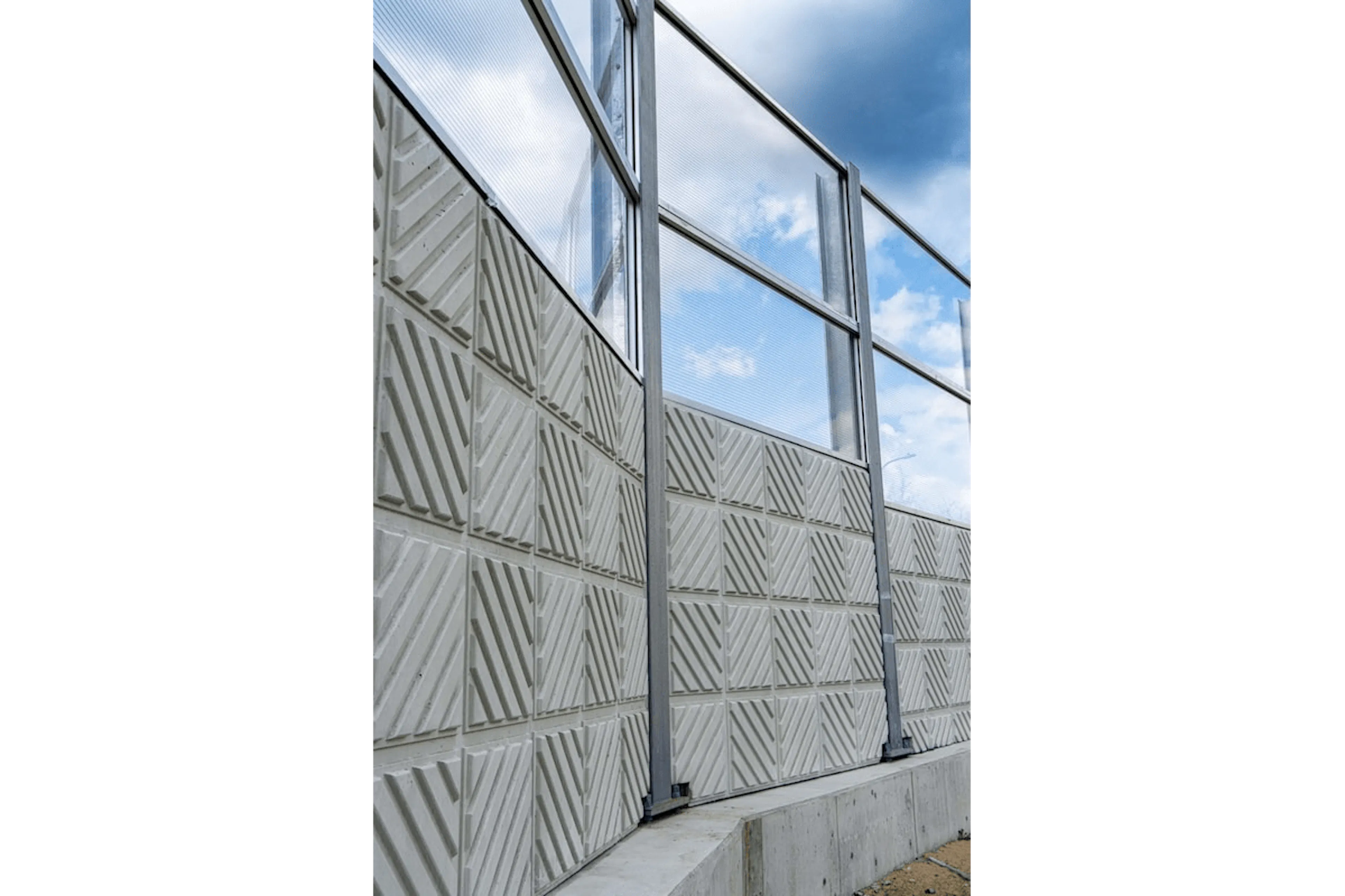Concrete and Transparent Hybrid Barriers at Highway Scale