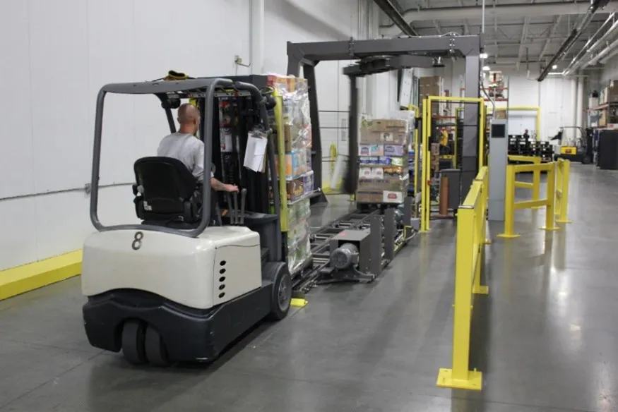 Automated wrapping machine in a distribution warehouse