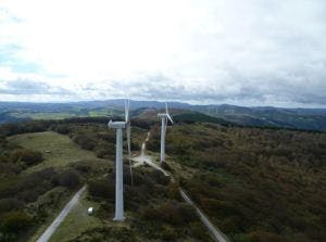 Les éoliennes de la centrale de Merdelou (Occitanie) vues du ciel.