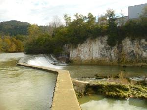 La centrale hydroélectrique de Molinges (Bourgogne) : vue du barrage.