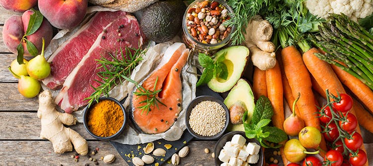 Alimentation variée : poisson, viande, fruits, legumes, legumineuse et noix