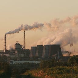 Des usines rejettant des fumées