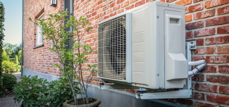 Une pompe à chaleur air-eau, un appareil de chauffage