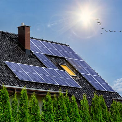 Un panneau solaire aerovoltaique sur le toit d'une maison