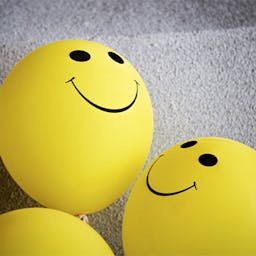 Smiley sur ballons jaunes