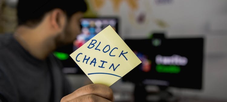 Un post-it avec écrit blockchain