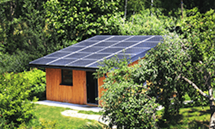 Maison au toit de panneaux solaires