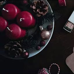 5 conseils pour un noël plus écolo, illustrer par des objets écologiques de noël.