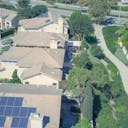 banlieue avec des maisons ayant des panneaux solaires