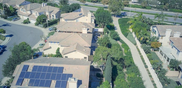 banlieue avec des maisons ayant des panneaux solaires