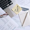 Fiches impots avec lunettes et stylo