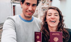 Celine d'iznowgood et son copain montrant leur passeport