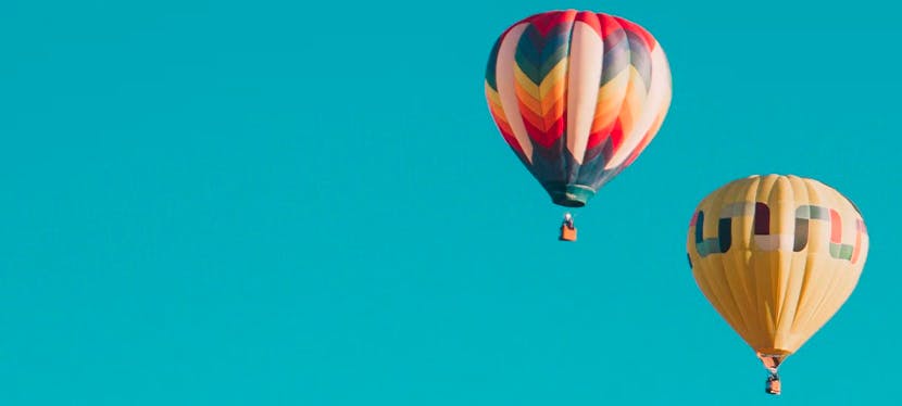 Des montgolfières dans le ciel qui représentent l'esprit léger des clients Ekwateur