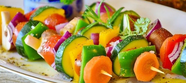 Brochettes de légumes pour un barbecue végétarien