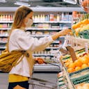 jeune femme faisant ses courses au supermarché