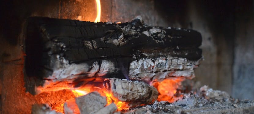 bûches de bois dans une cheminée