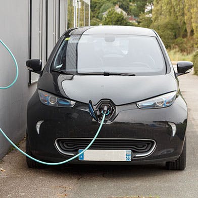 Une voiture électrique se rechargeant à une borne de recharge
