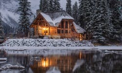 Maison sur le bord d'un lac en hiver