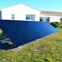 Un kit solaire devant une maison : les conseils pour bien choisir son kit solaire