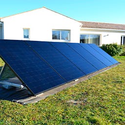 Un kit solaire devant une maison : les conseils pour bien choisir son kit solaire