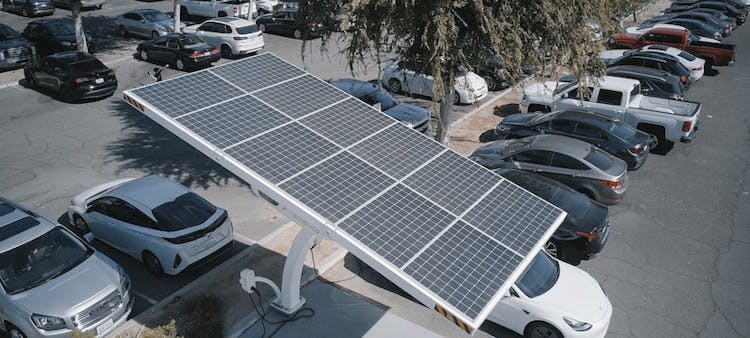 Borne de recharge solaire parking avec voitures